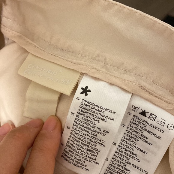 H&M Scalloped Shorts (Size 6 or Small) - Picture 5 of 5